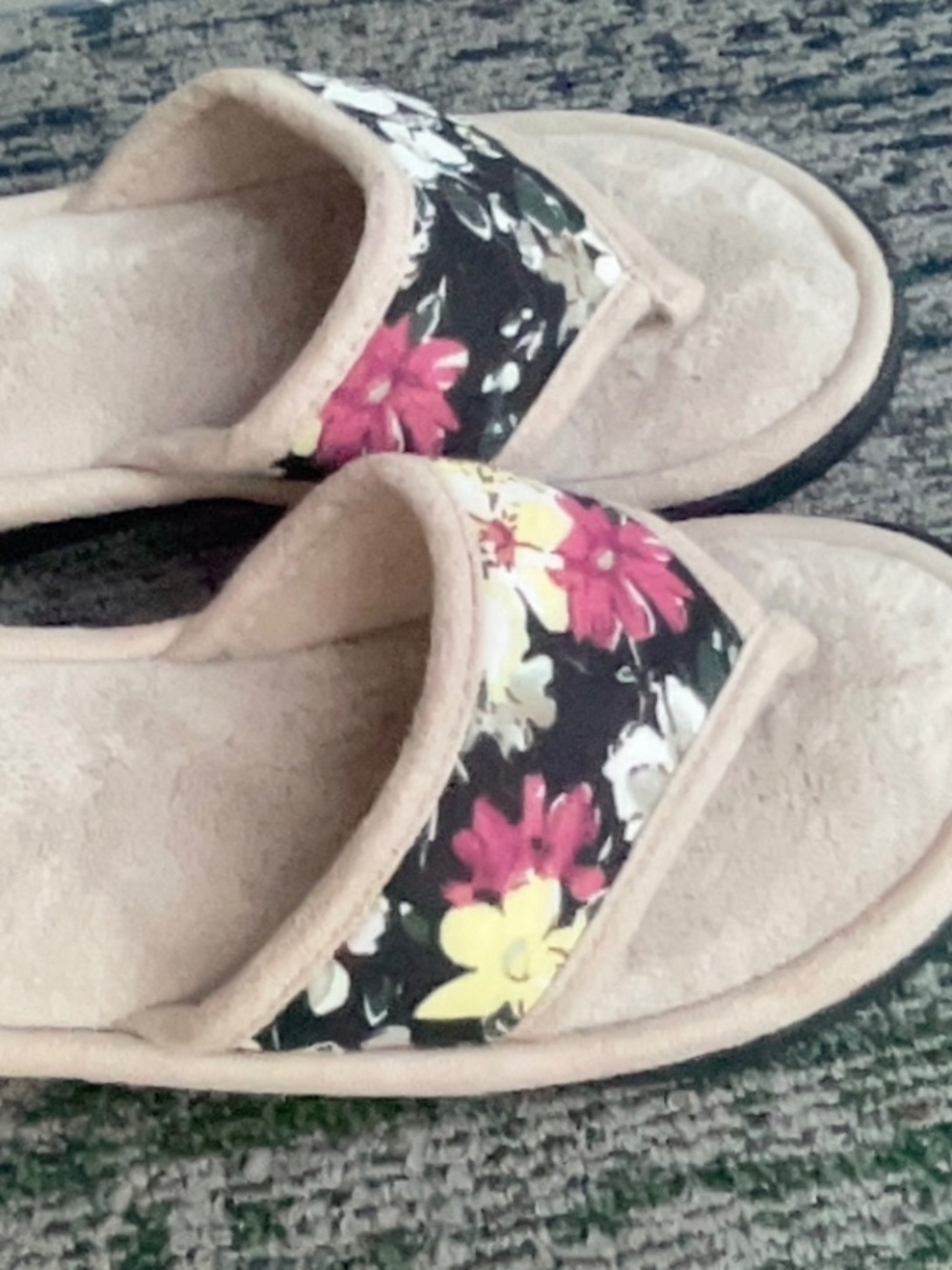 Isotoner Women's Petunia Floral Jersey Thong Slippers